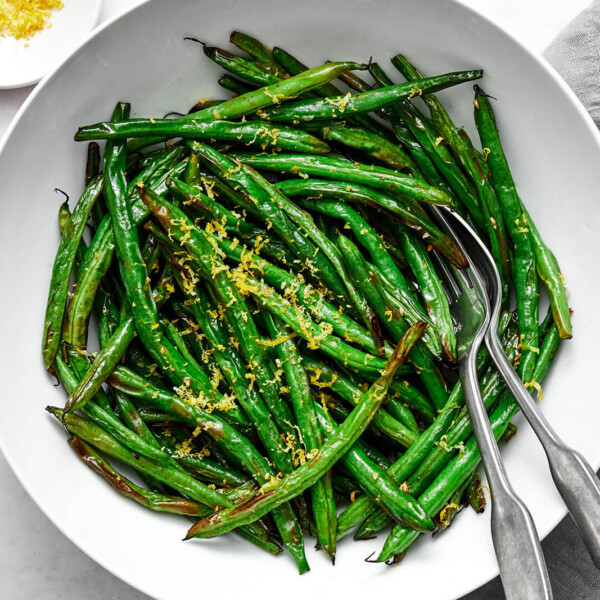 air fryer green beans in a white bowl