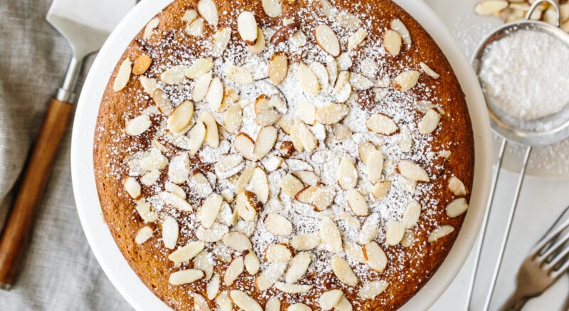 Almond cake with powdered sugar