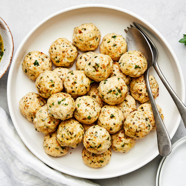 A white plate of chicken meatballs