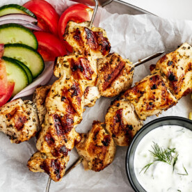 Chicken souvlaki with veggies on a plate