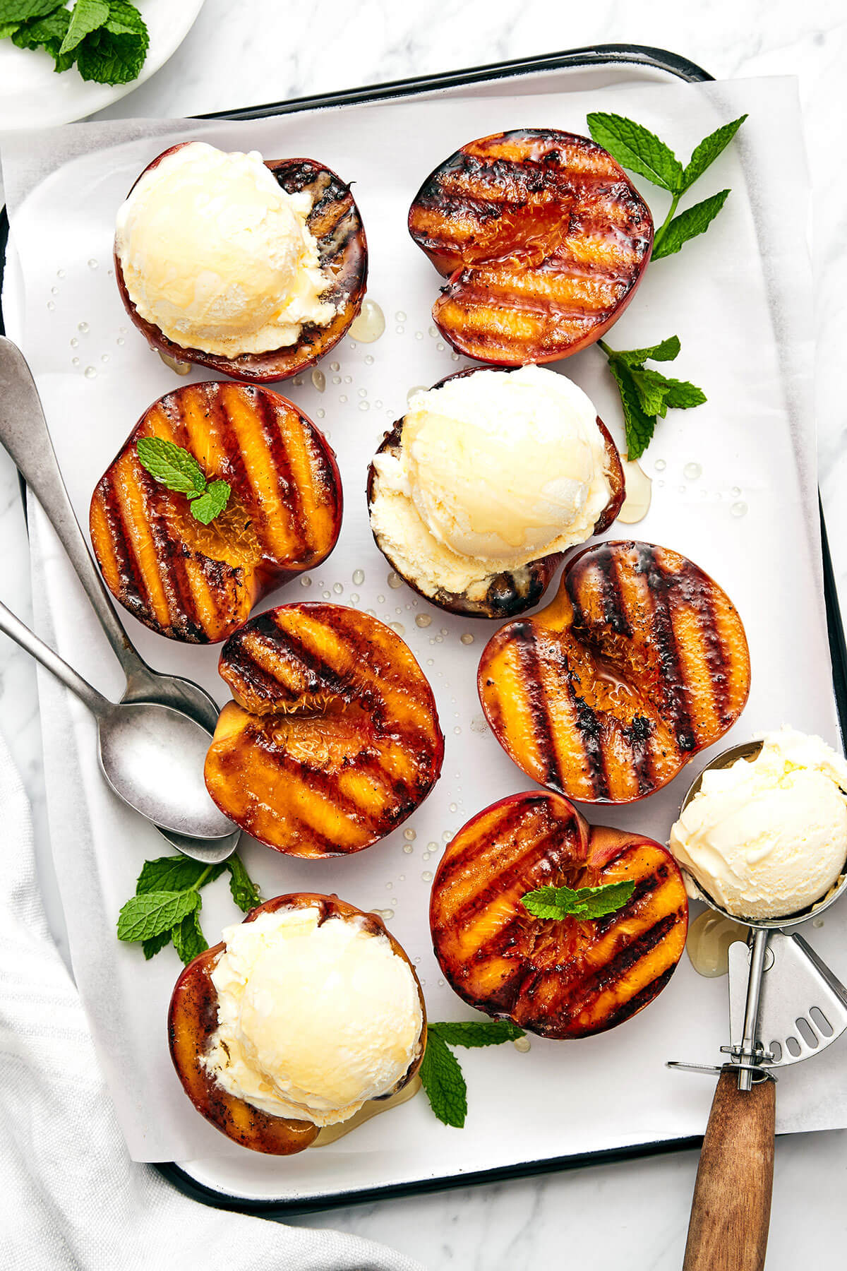 Grilled peaches with ice cream