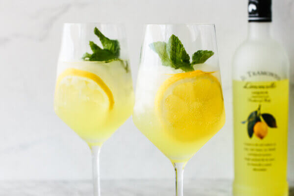 Two glasses of limoncello spritz with lemon slices