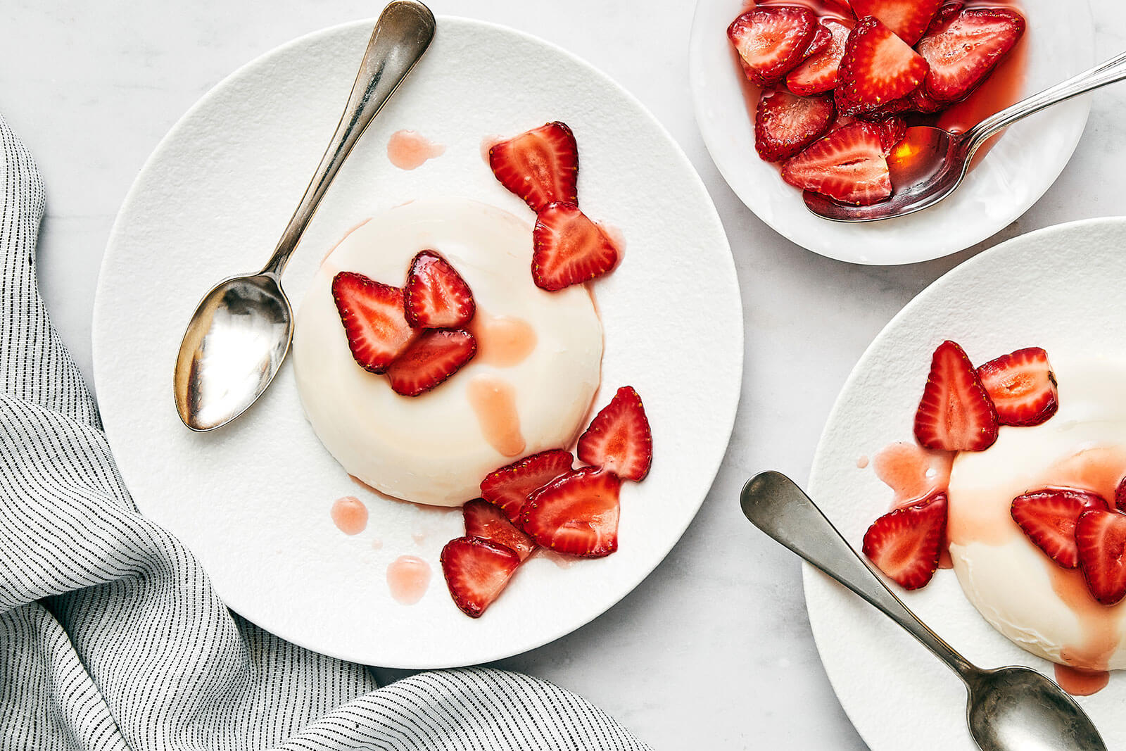 Plates of panna cotta