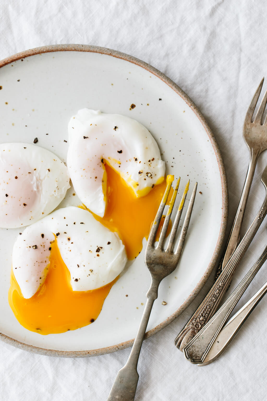 Poached Eggs are the perfect healthy breakfast recipe. Here's how to poach an egg perfectly every time. 